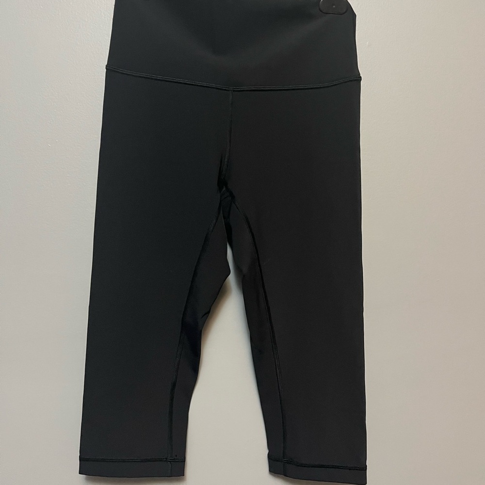 Lululemon crops. Size 6